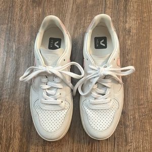 Like New Veja V-10 sneakers. Extra/White/Petal EUR Size 37, US Size 6